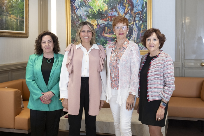 Marta Barrachina rep a Maira Barrieras com a nova presidenta de la Aecc